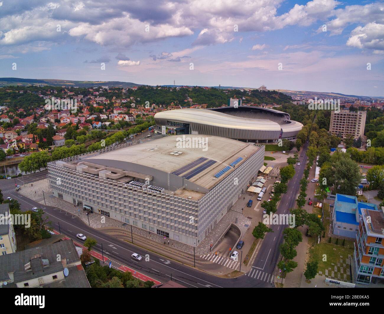 Photographie aérienne sur le stade Cluj Arena, scène principale du festival untold et en premier plan Sala Polivalenta, la salle principale où les événements de divertissement Banque D'Images