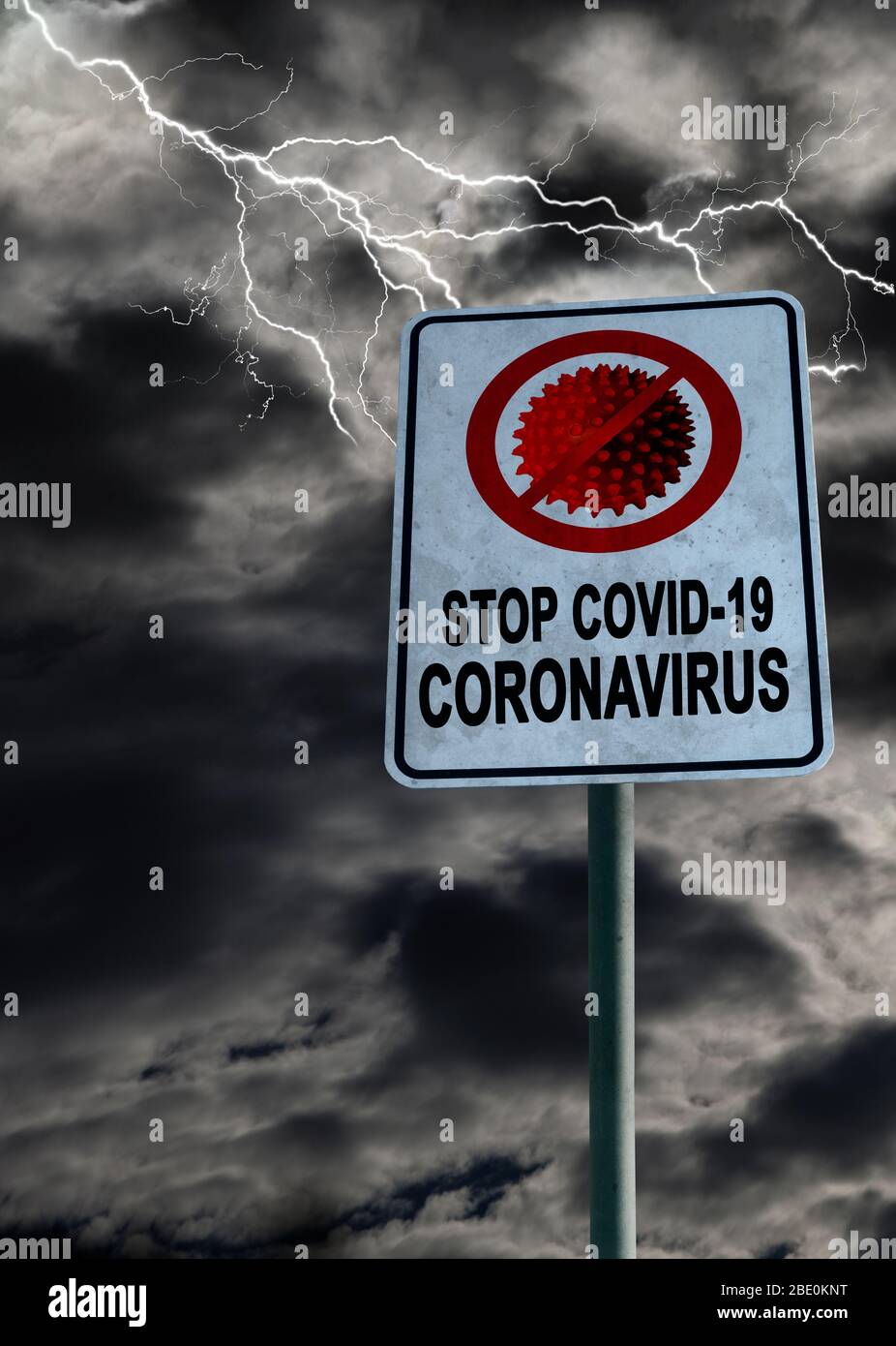Arrêtez le panneau de coronavirus Covid-19 contre un ciel orageux avec de la foudre et de l'espace de copie. Concept d'empêcher la pandémie de virus de se propager dans un monde sombre et de faire Banque D'Images