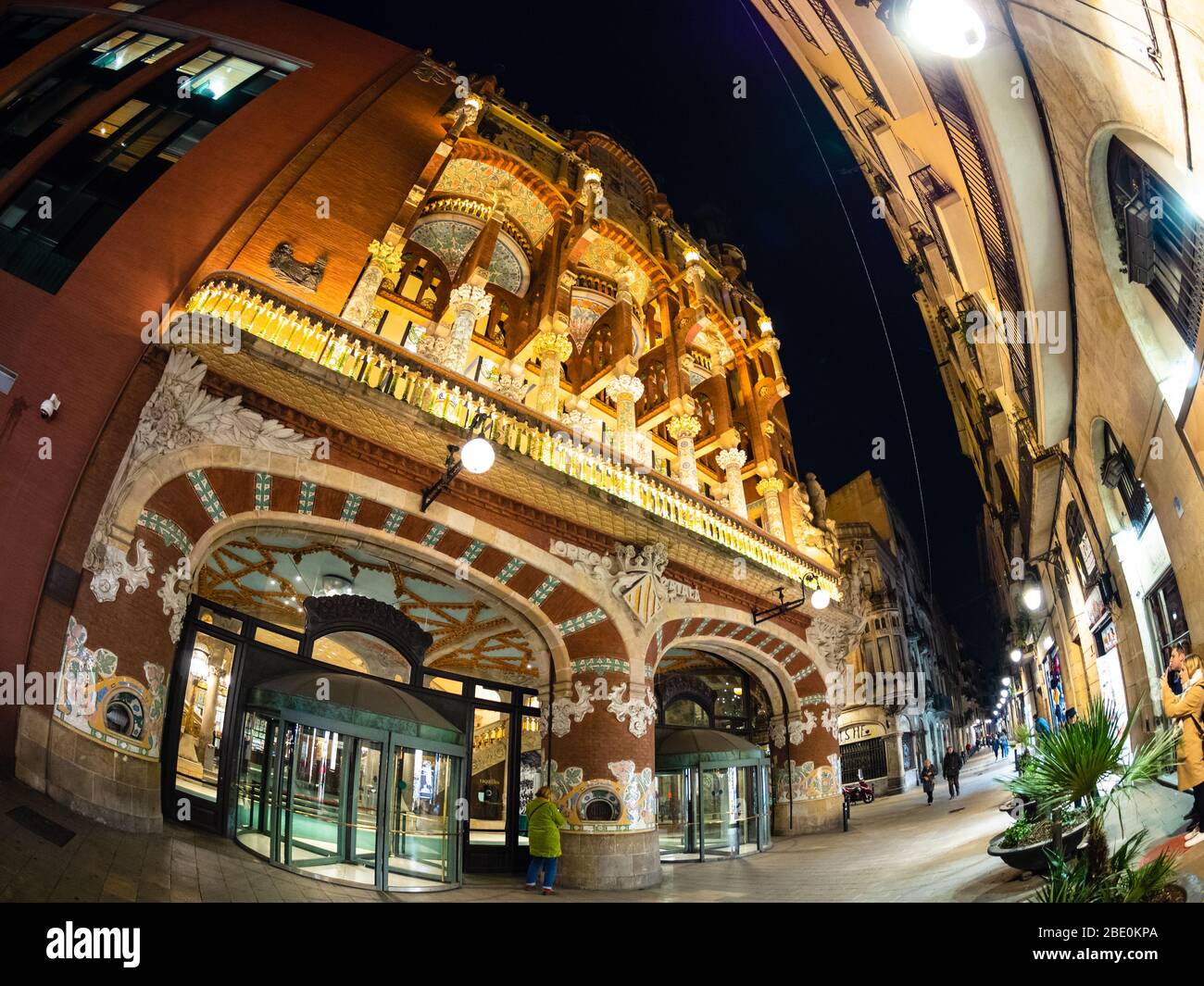 Vue sur le cristallin du Nigh-Time fisheye des Palaos de la Musica et du Carrer de Sant Pere mes Alt, Barcelone, Espagne. Banque D'Images