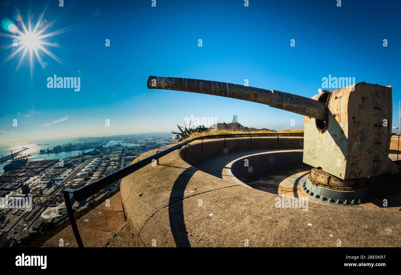 Placement d'armes à feu au château de Montjuic, Barcelone, Espagne, avec vue sur le port de Barcelone. Banque D'Images