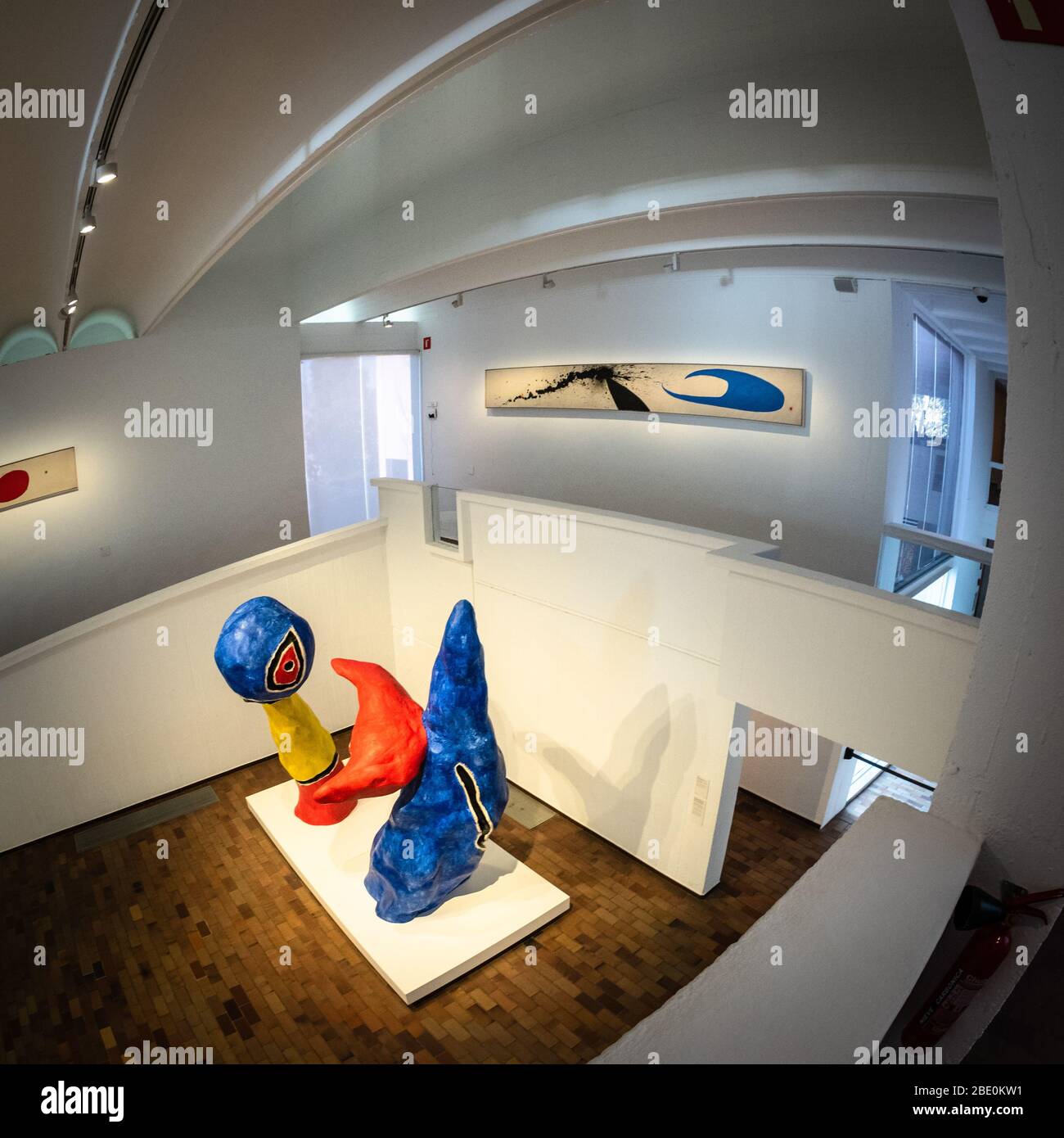 Œuvres d'art 'paire d'amoureux jouant avec des fleurs d'amande. Modèle pour un groupe sculptural au sein de la Fundacio Joan Miro, Barcelone, Espagne. Banque D'Images