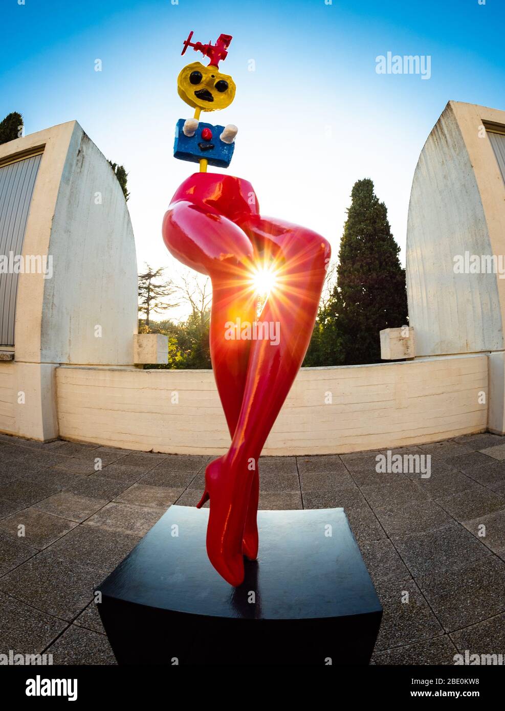 Art extérieur 'Girl Exfuse' (1967) à la Fundacio Joan Miro, Barcelone, Espagne. Banque D'Images