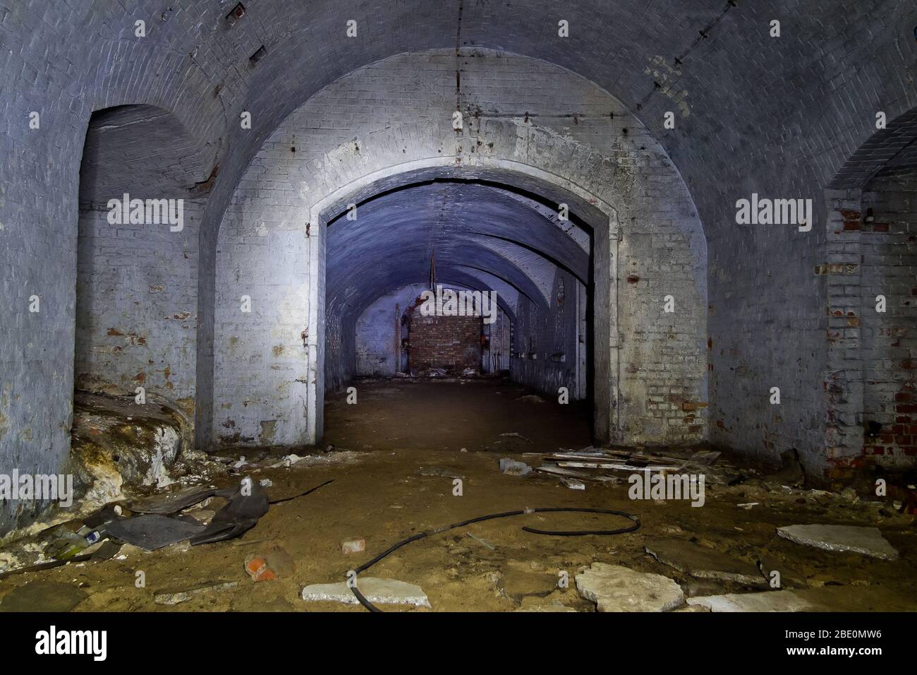Couloir sombre du vieux fort prussien abandonné. Banque D'Images
