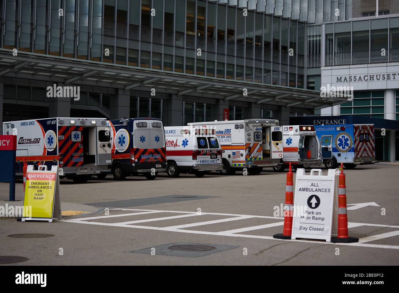 Boston, Massachusetts, États-Unis. 10 avril 2020. L'hôpital général du Massachusetts a connu un afflux important de patients en situation d'urgence en raison du virus Corona COVID-19. Ambulances et patients déchargés de l'EMT, avec un manque d'équipement de protection. La rampe d'accès d'urgence est remplie d'ambulances. Crédit: Allison Dinner/ZUMA Wire/Alay Live News Banque D'Images