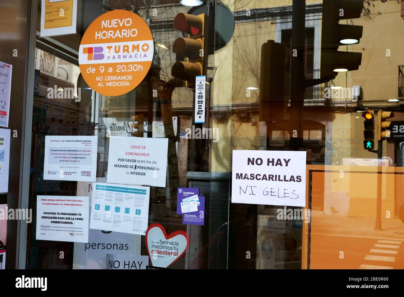 Barcelone, Espagne avril 2020: Pharmacie pendant l'épidémie du virus Corona. Banque D'Images