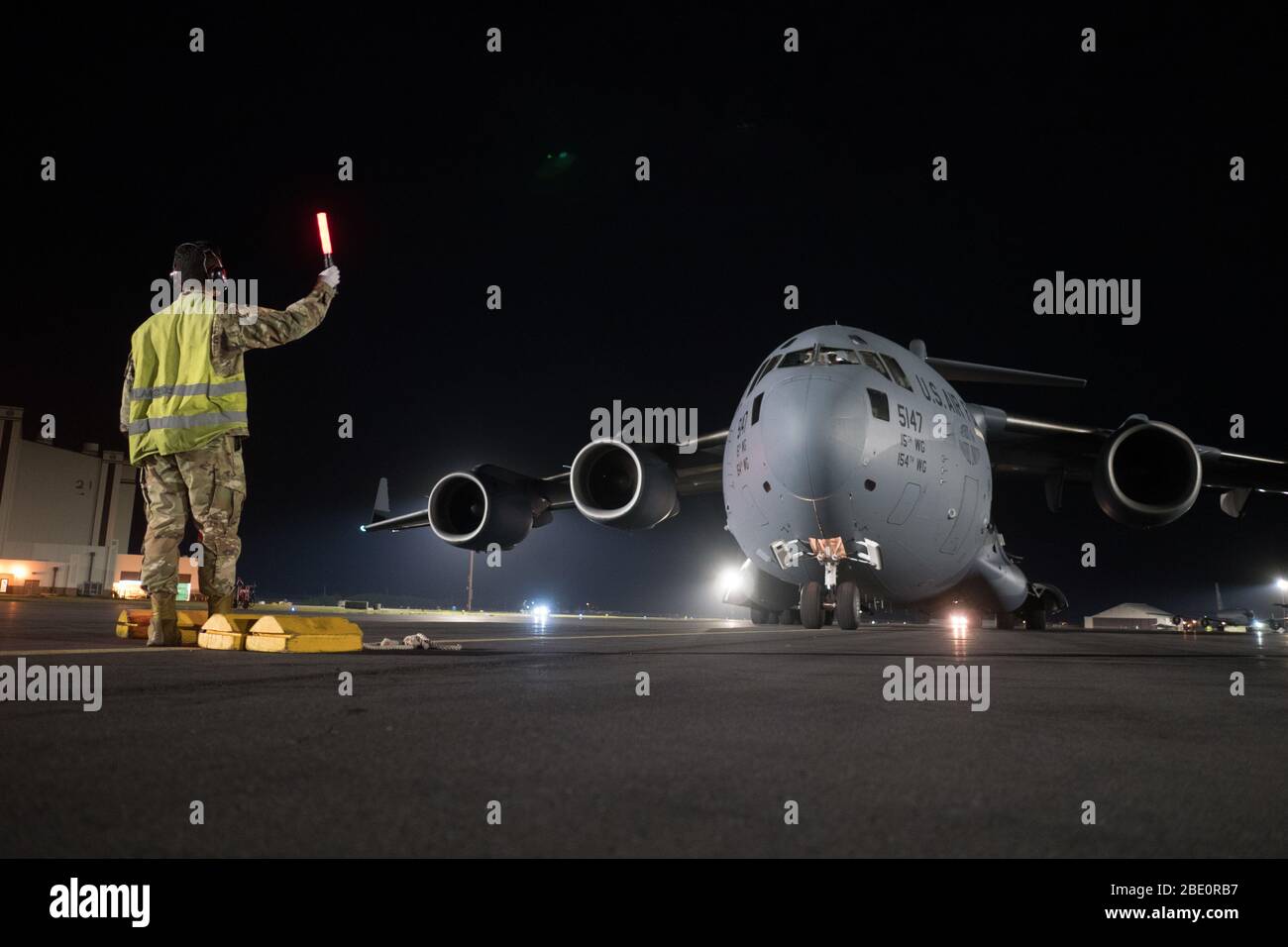 Un maréchal en chef d'équipage du 15ème Escadron de maintenance d'aéronefs A C-17 Globemaster III 31 mars, à la base conjointe Pearl Harbor-Hickam, à Hawaï. L'avion est retourné à Oahu après avoir transporté des jumeaux nés prématurément de la base aérienne d'Osan, en République de Corée, à la base conjointe Andrews, Maryland, culminant dans les soins au Centre médical militaire national Walter Reed pour les soins de pointe. Le C-17 était exploité par un équipage de la Garde nationale d'Hawaï de l'Escadron de transport aérien 204ème, complété par un pilote de la 15ème Escadre du 53ème Escadron de transport aérien. (ÉTATS-UNIS Photo de la Garde nationale aérienne par John Linzmeier, agent principal de l'aviation) Banque D'Images