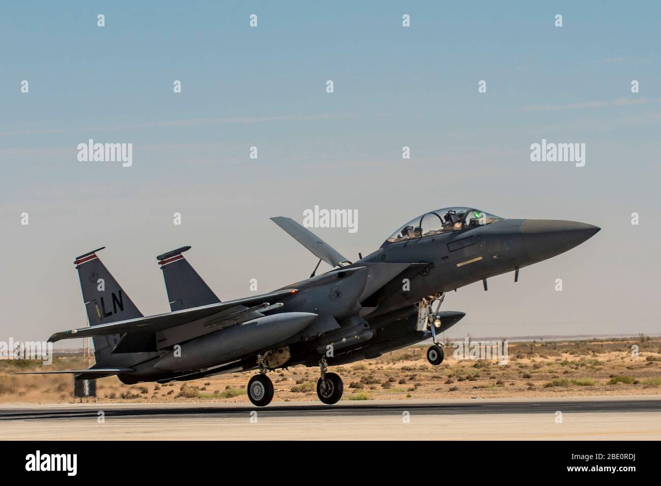 Un F-15-E Strike Eagle, affecté à la 332ème Escadre expéditionnaire aérienne, atterrit le 8 avril 2020, à un endroit non divulgué en Asie du Sud-Ouest. La F-15 E est un chasseur tactique extrêmement maniable conçu pour permettre à l'Armée de l'air d'établir une supériorité aérienne sur le champ de bataille. (ÉTATS-UNIS Photo de la Force aérienne par le Sgt principal. Ralph Branson) Banque D'Images