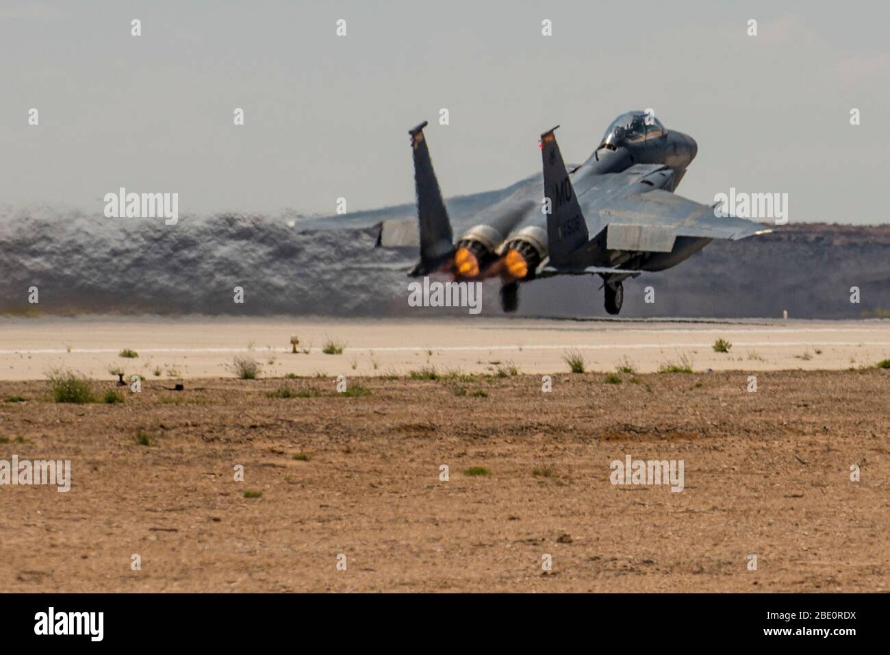 Un F-15E Strike Eagle, affecté à la 332ème Escadre expéditionnaire aérienne, prend le congé du 8 avril 2020, à un endroit non divulgué en Asie du Sud-Ouest. La F-15 E est un chasseur tactique extrêmement maniable conçu pour permettre à l'Armée de l'air d'établir une supériorité aérienne sur le champ de bataille. (ÉTATS-UNIS Photo de la Force aérienne par le Sgt principal. Ralph Branson) Banque D'Images