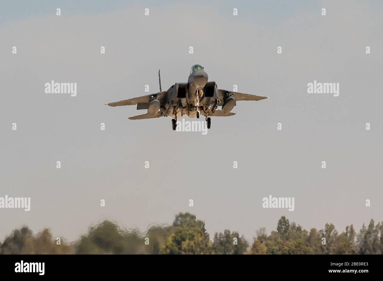 Un F-15-E Strike Eagle, affecté à la 332ème Escadre expéditionnaire aérienne, atterrit le 8 avril 2020, à un endroit non divulgué en Asie du Sud-Ouest. La F-15 E est un chasseur tactique extrêmement maniable conçu pour permettre à l'Armée de l'air d'établir une supériorité aérienne sur le champ de bataille. (ÉTATS-UNIS Photo de la Force aérienne par le Sgt principal. Ralph Branson) Banque D'Images