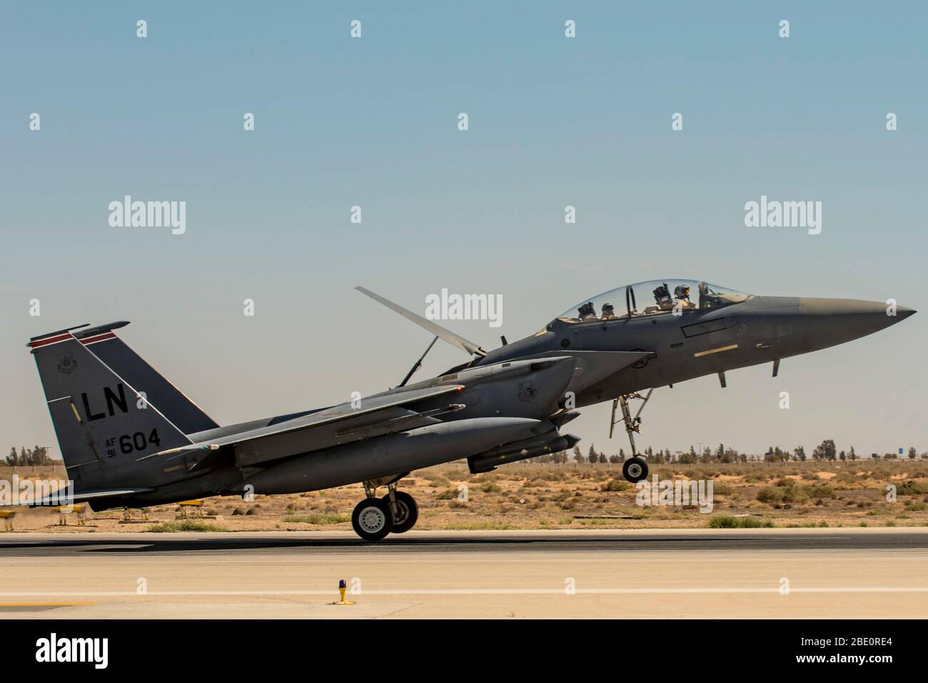 Un F-15-E Strike Eagle, affecté à la 332ème Escadre expéditionnaire aérienne, atterrit le 8 avril 2020, à un endroit non divulgué en Asie du Sud-Ouest. La F-15 E est un chasseur tactique extrêmement maniable conçu pour permettre à l'Armée de l'air d'établir une supériorité aérienne sur le champ de bataille. (ÉTATS-UNIS Photo de la Force aérienne par le Sgt principal. Ralph Branson) Banque D'Images