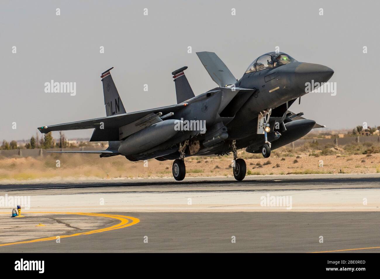 Un F-15-E Strike Eagle, affecté à la 332ème Escadre expéditionnaire aérienne, atterrit le 8 avril 2020, à un endroit non divulgué en Asie du Sud-Ouest. La F-15 E est un chasseur tactique extrêmement maniable conçu pour permettre à l'Armée de l'air d'établir une supériorité aérienne sur le champ de bataille. (ÉTATS-UNIS Photo de la Force aérienne par le Sgt principal. Ralph Branson) Banque D'Images