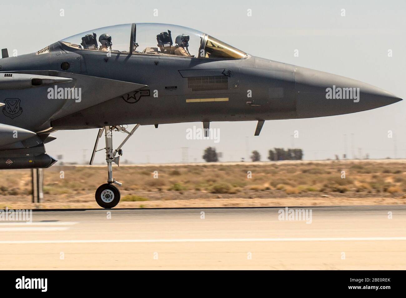 Un F-15E Strike Eagle, affecté à la 332ème Escadre expéditionnaire aérienne, prend le congé du 8 avril 2020, à un endroit non divulgué en Asie du Sud-Ouest. La F-15 E est un chasseur tactique extrêmement maniable conçu pour permettre à l'Armée de l'air d'établir une supériorité aérienne sur le champ de bataille. (ÉTATS-UNIS Photo de la Force aérienne par le Sgt principal. Ralph Branson) Banque D'Images
