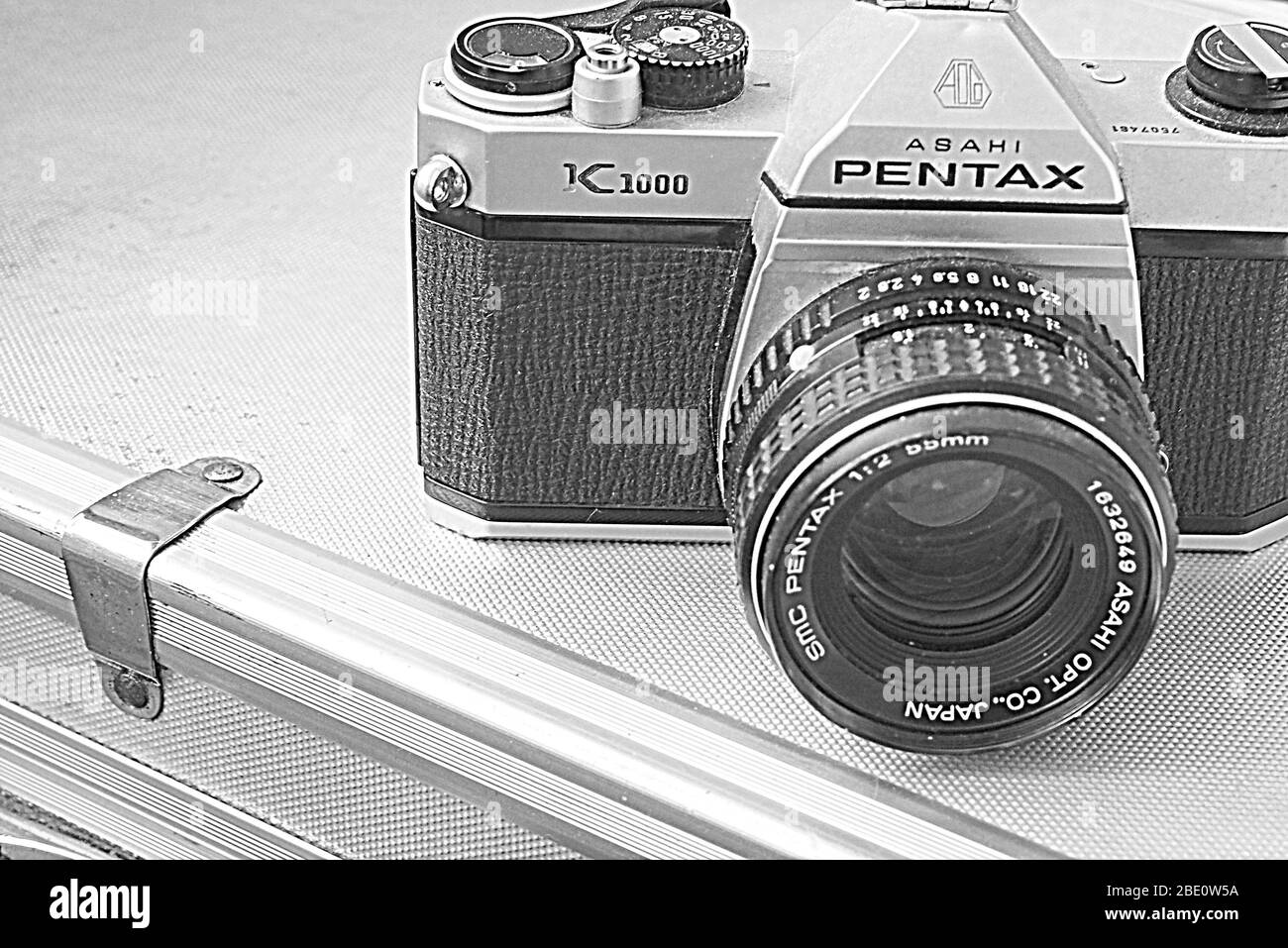 Un classique des années 1970, la caméra de cinéma Pentax K1000, assise sur un boîtier en aluminium Banque D'Images