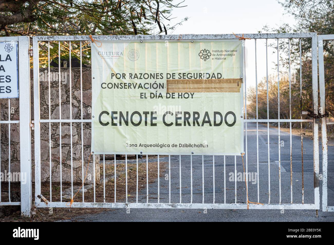 Coronavirus au Mexique. L'accès au site archéologique maya de Dzibilchaltun a fermé pendant le verrouillage. Yucatan, Mexique. Banque D'Images