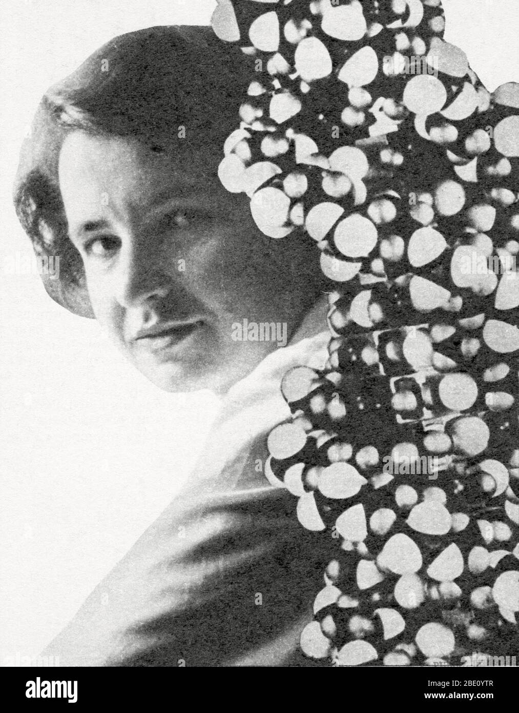 Rosalind Franklin. Portrait de Rosalind Franklin (1920-58), cristallographe britannique des rayons X. Son travail de production d'images radiographiques de l'ADN (acide désoxyribonucléique) a été crucial dans la découverte de la structure de l'ADN par James Watson et Francis Crick. Franklin a obtenu son diplôme de Cambridge en 1942 et a mené des recherches au Royaume-Uni et à Paris jusqu'en 1950. Elle est retournée au King's College, à Londres, pour travailler sur la structure de l'ADN à l'aide de la cristallographie aux rayons X. Ses images de rayons X de cristaux d'ADN étaient de la plus haute qualité, et elle a reconnu un certain nombre d'éléments de la structure de l'ADN. C'était cependant Watson et CRIC Banque D'Images