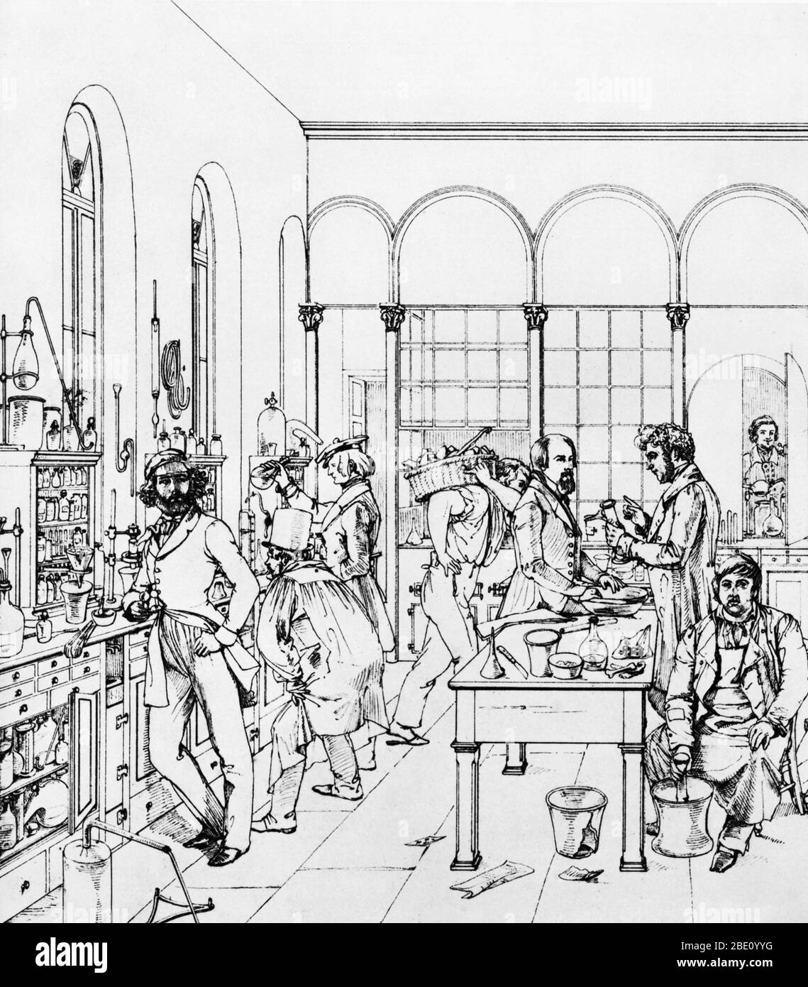 Le principal espace de travail du laboratoire de Jutus von Liebig à Giessen, Allemagne, 1842. Jutus Freiherr von Liebig (12 mai 1803 - 18 avril 1873) était un chimiste allemand qui a apporté des contributions importantes à la chimie agricole et biologique et a travaillé à l'organisation de la chimie organique. Il a conçu la méthode moderne d'enseignement orientée laboratoire et est considéré comme l'un des plus grands professeurs de chimie de tous les temps. Il est connu comme le « père de l'industrie des engrais » pour sa découverte de l'azote comme un élément nutritif essentiel de la plante, et sa formulation de la loi du minimum qui décrit l'efficacité Banque D'Images