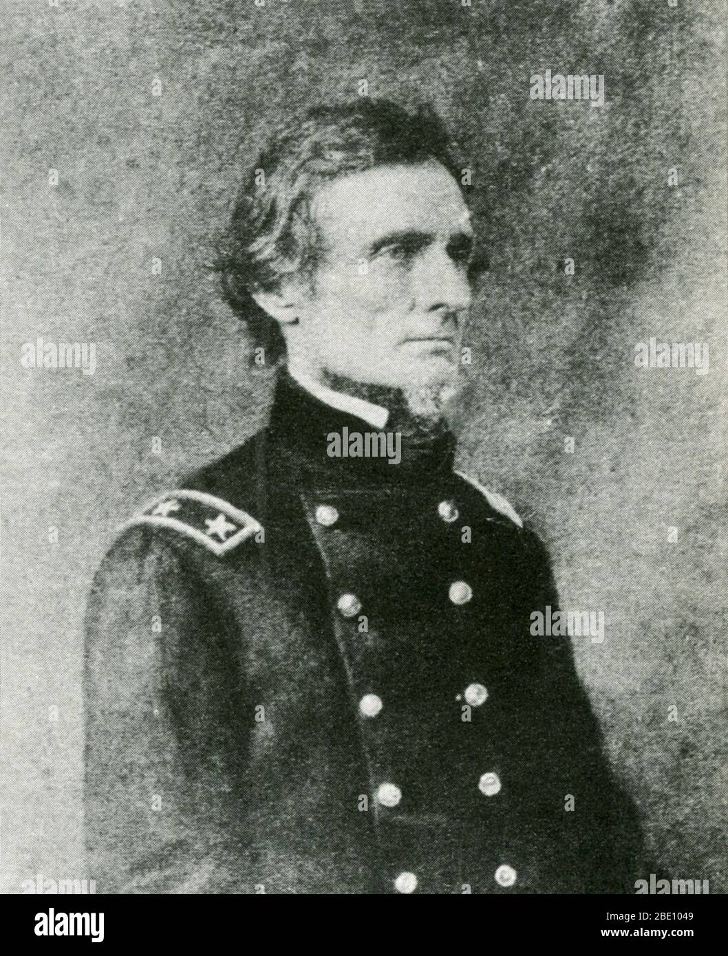 Davis en uniforme fédéral. Jefferson Finis Davis (3 juin 1808 - 6 décembre 1889) était un homme d'État et chef de file de la Confédération pendant la guerre civile américaine. Il est diplômé de West point et a combattu dans la guerre Mexico-américaine comme colonel d'un régiment de bénévoles. Il a été secrétaire de guerre sous le président Pierce et sénateur représentant le Mississippi. Il a plaidé contre la sécession, mais a convenu que chaque État était souverain et avait le droit de se séparer de l'Union. Il a été choisi comme président provisoire de l'ASC et a été élu sans opposition à un mandat de six ans. Davis a pris la charge de la Co Banque D'Images