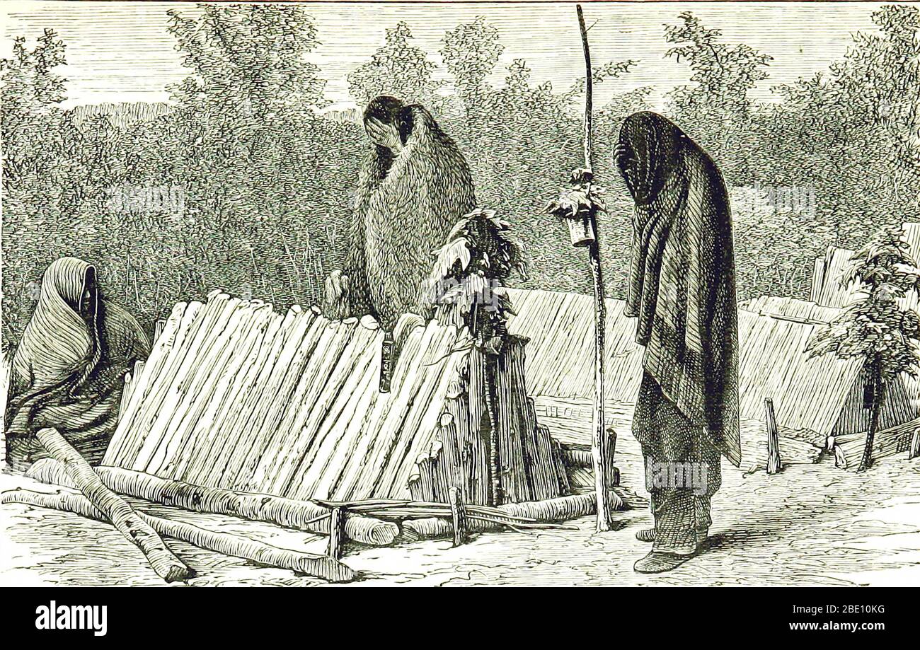 Chippewa ou Ojibwe tombes et bourgeons, en fête pour les morts, 1873. "Devant la tombe la plus proche est vu le poste de tombe, avec des feuilles et un bateau pour les offrandes liées à lui. À la fin de la structure en bois couvrant la tombe est un trou pour insérer des offrandes de nourriture, et au sommet il est orné de feuilles. Sur le côté est accroché le cas de couteau travaillé du défunt, et au-dessus est une adresse de plumes." John William Dawson. Les Ojibwe (aussi Ojibwa), ou Chippewa, sont l'un des plus grands groupes d'Américains autochtones et de Premières nations du continent nord-américain. Banque D'Images