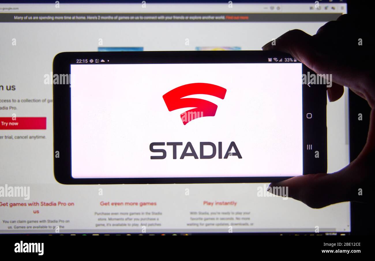 Montréal, Canada - 6 avril 2020 : logo Google Stadia sur un écran. Stades offre 2 mois d'abonnement gratuits. Stades est un service de jeu en nuage, et d Banque D'Images