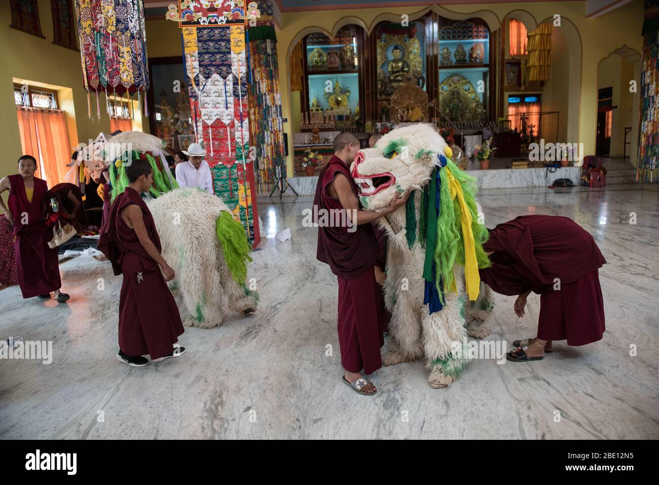 Moines tibétains se préparant à la danse Cham, interprétée pendant le nouvel an tibétain Losar, dans la colonie tibétaine de Gurupura, Karnataka, dans le sud de l'Inde. Banque D'Images
