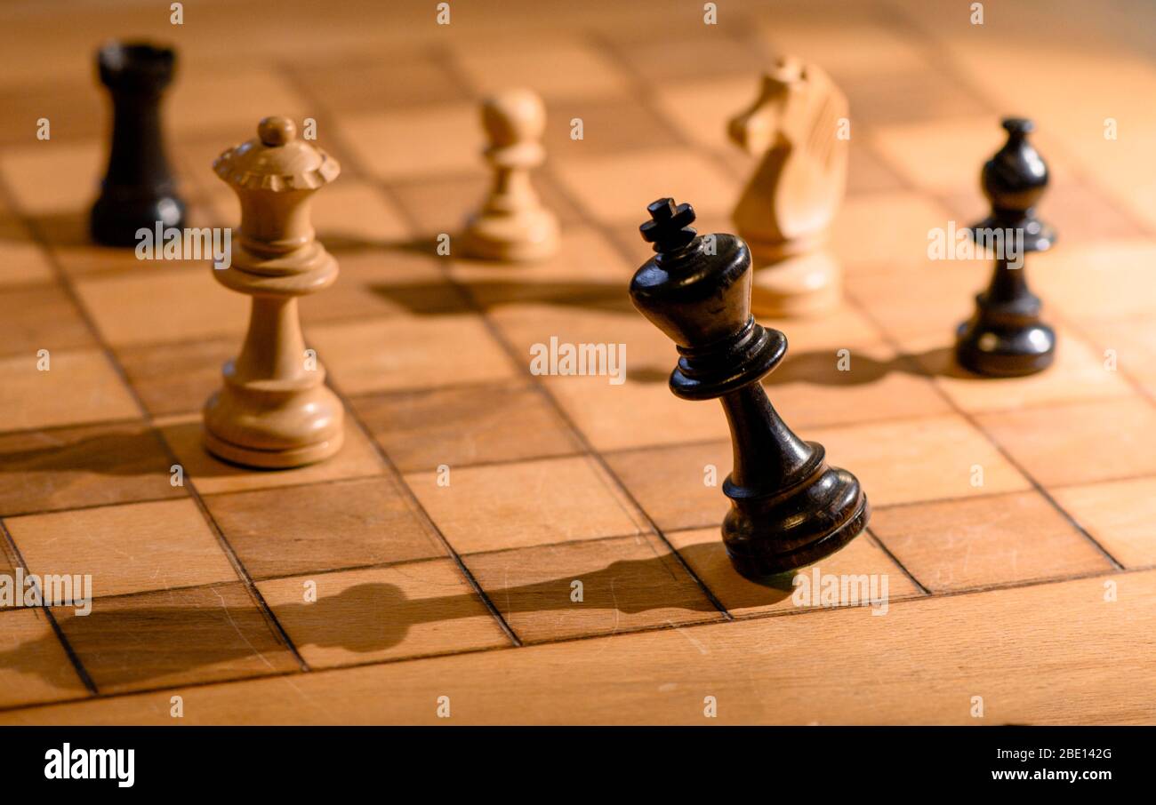 Chessboard avec chessmen en bois, chéquier, roi tombe, Allemagne Banque D'Images