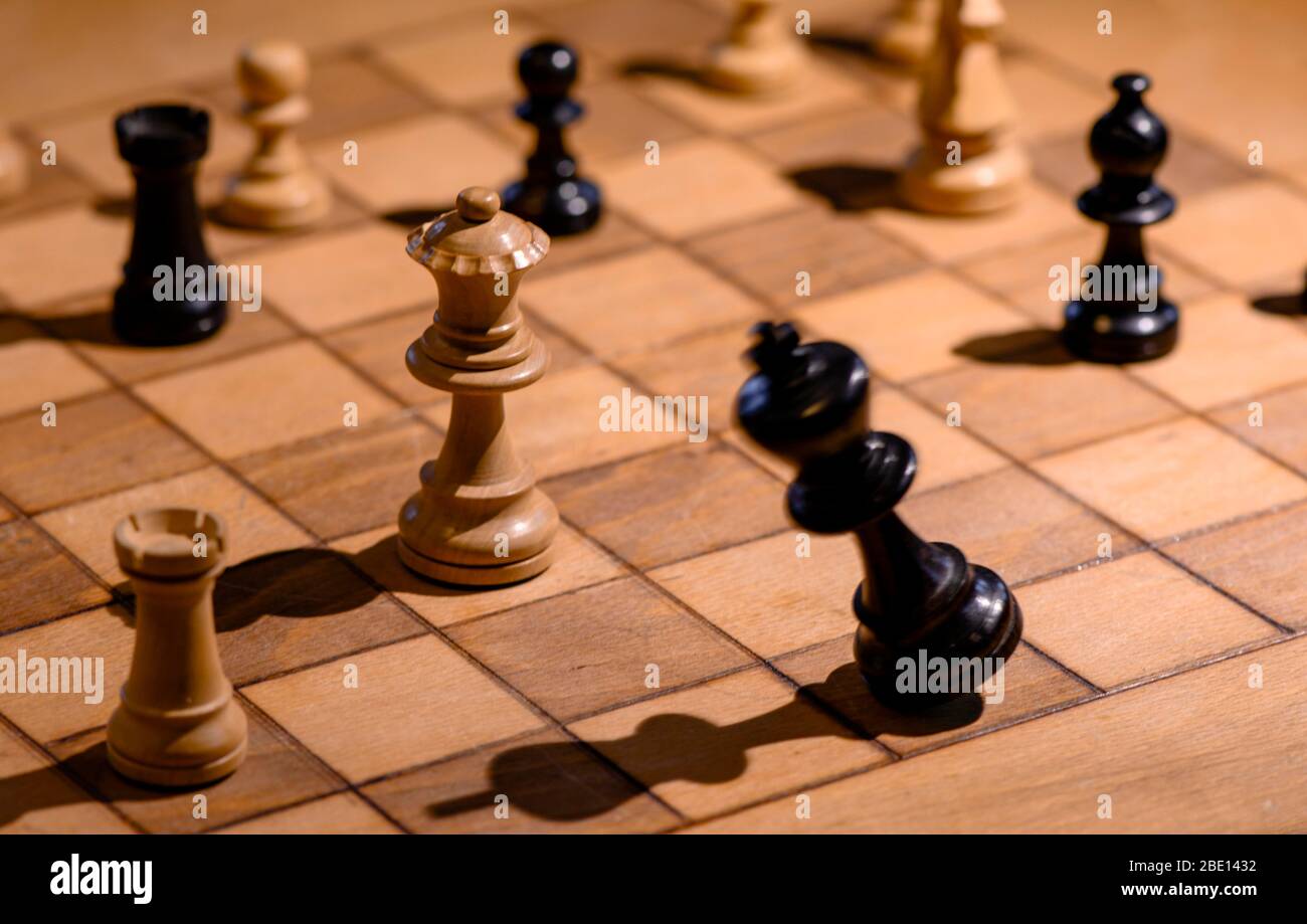 Chessboard avec chessmen en bois, chéquier, roi tombe, Allemagne Banque D'Images