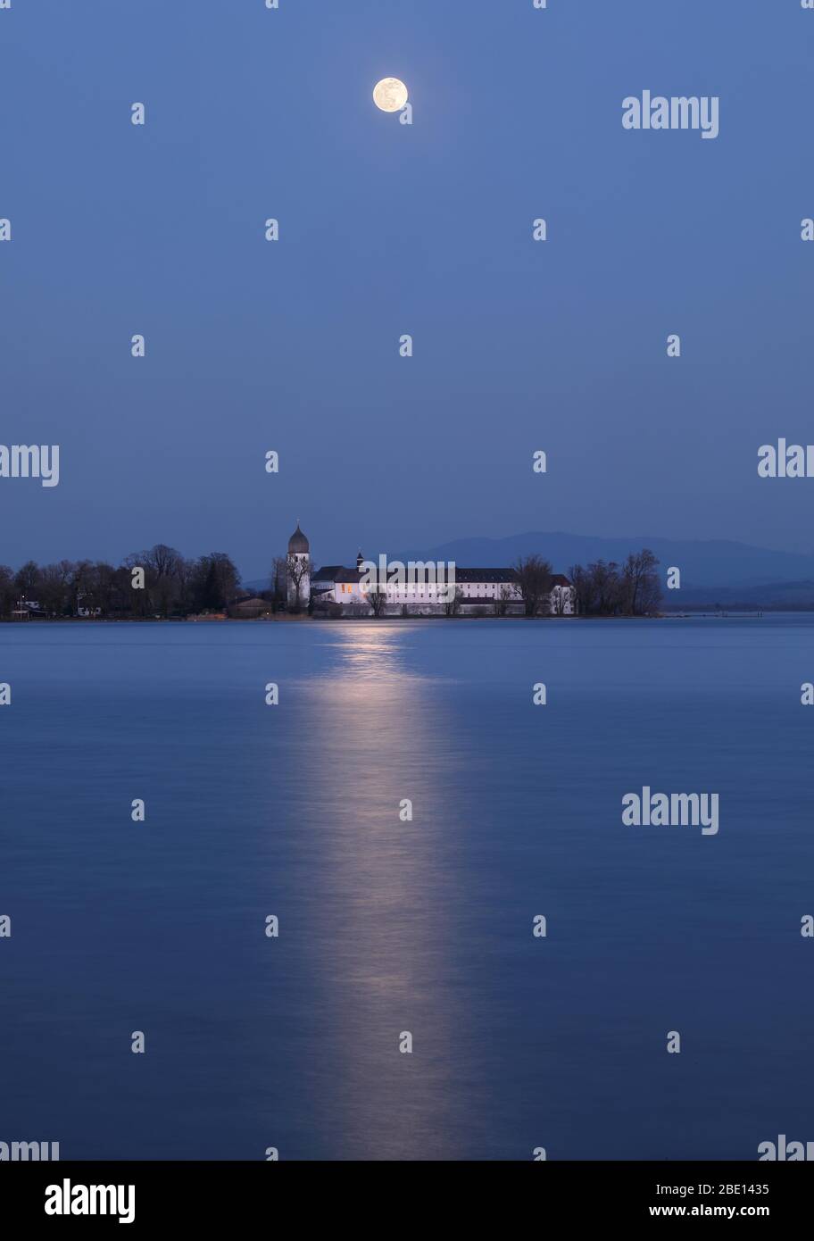 Pleine lune au-dessus du monastère de Frauenwoerth, Chiemsee, Chiemgau, Haute-Bavière, Bavière, Allemagne Banque D'Images