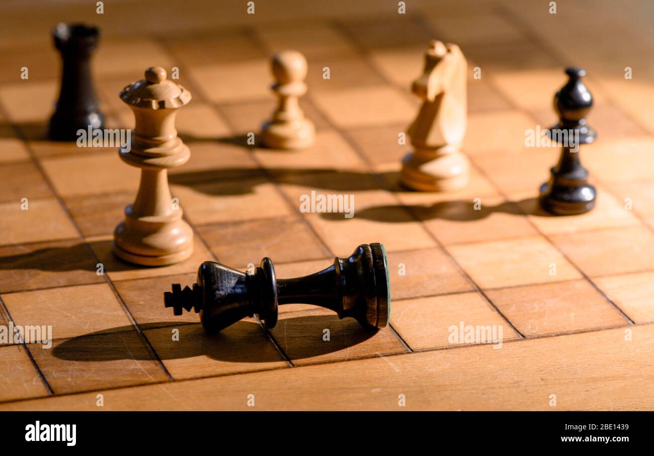 Chessboard avec des chessmen en bois, chéquier, roi est tombé, Allemagne Banque D'Images