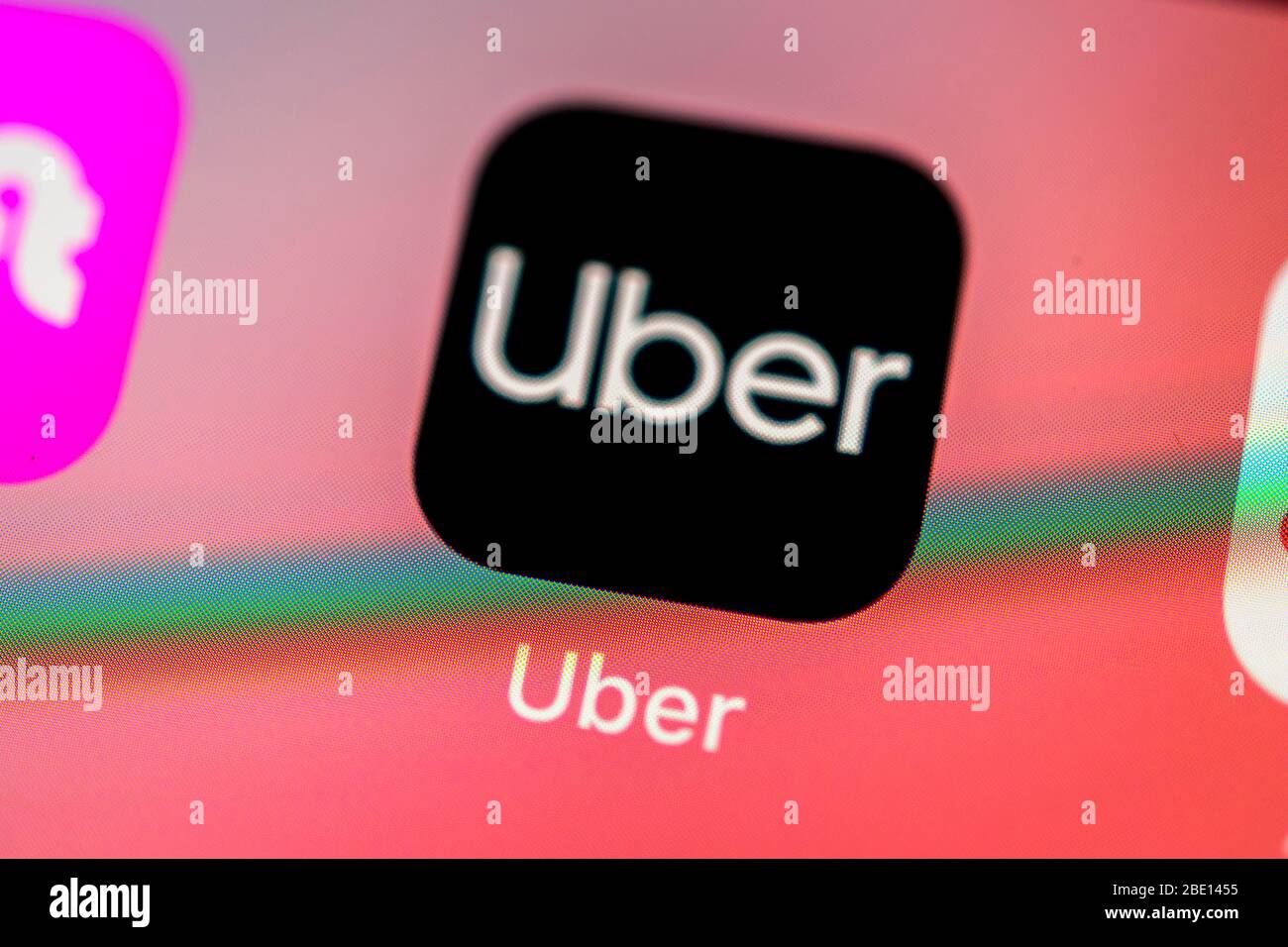 Via l'application, le service de taxi, l'icône, le logo, l'affichage, l'iPhone, le téléphone mobile, le smartphone, iOS, la macro shot, les détails, le format complet Banque D'Images