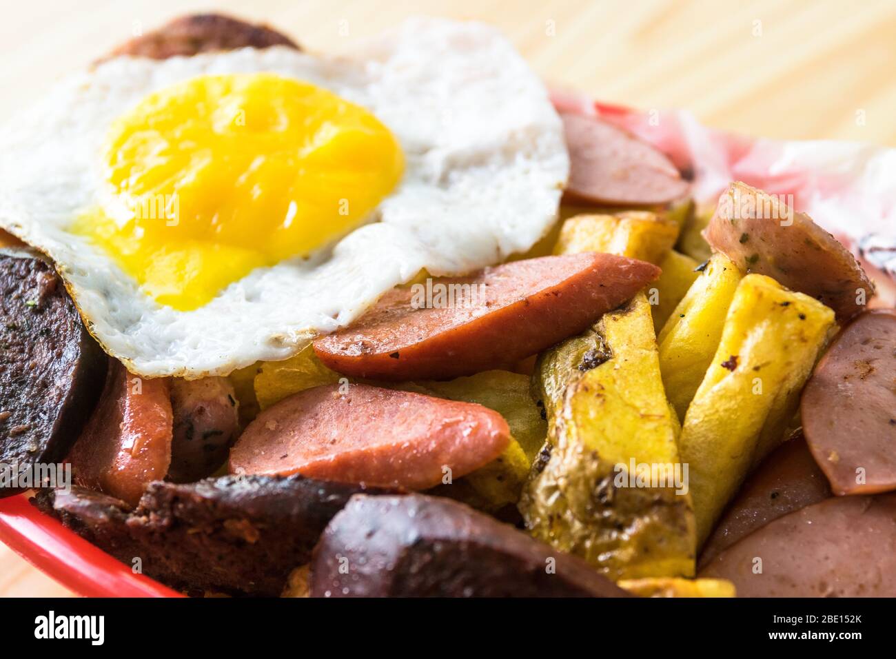 Salchirapa péruvien : chien chaud avec oeuf frit et pommes de terre Banque D'Images