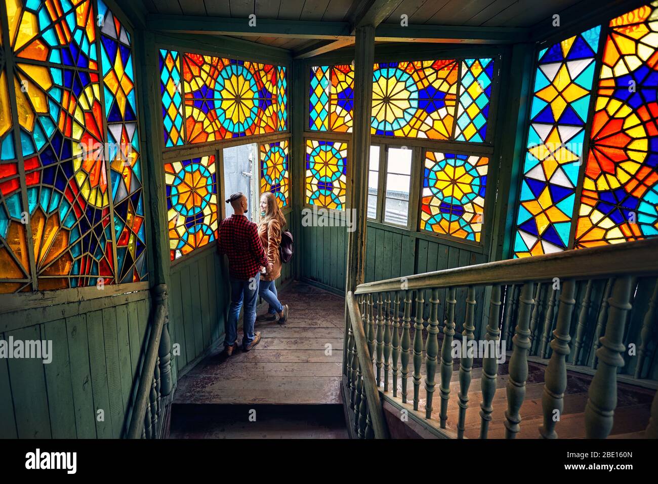 Couple romantique d'au balcon avec escalier et mosaïque verres dans le Vieux Tbilissi, Géorgie. Banque D'Images