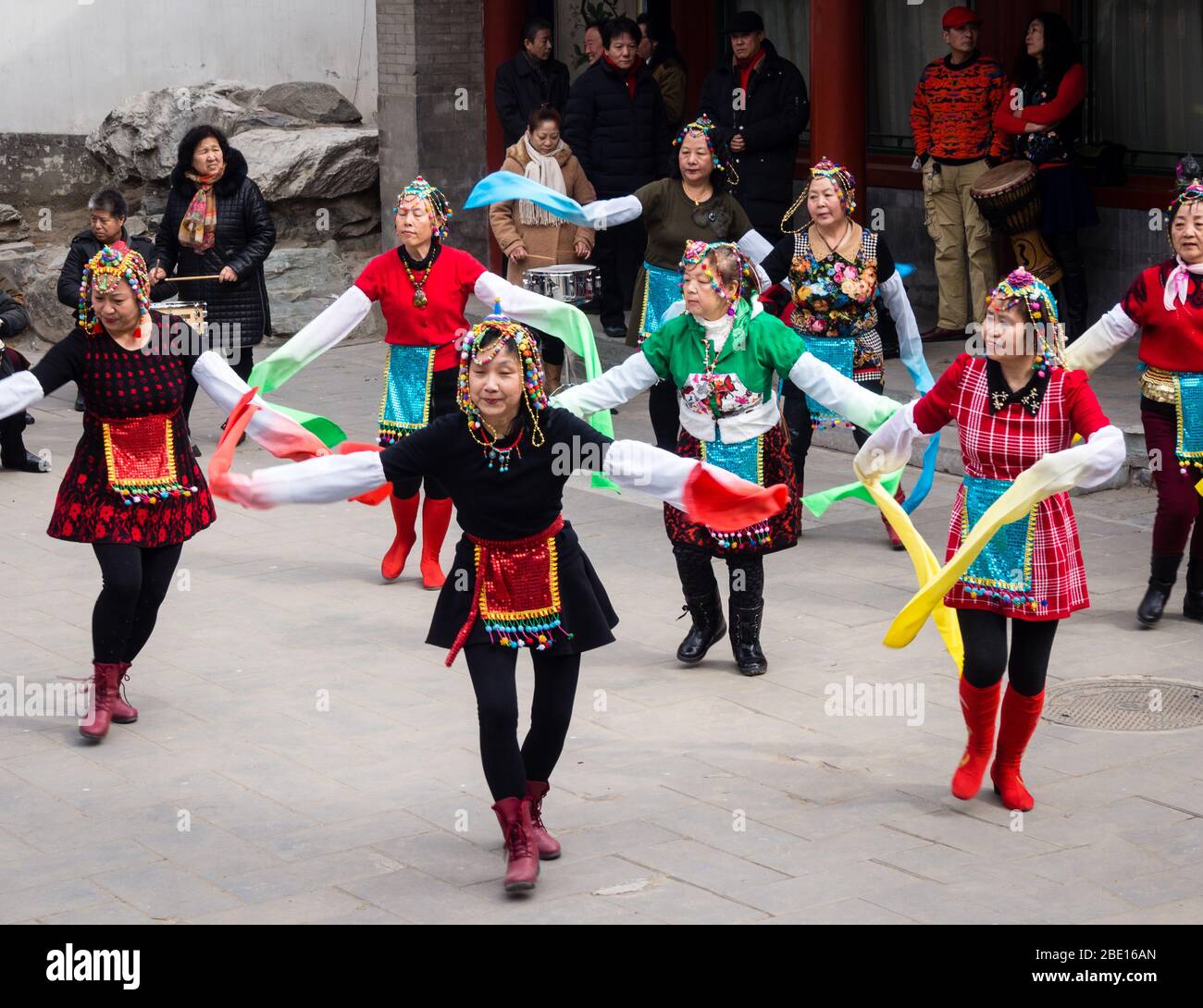 Beijing, Chine - 8 mars 2015 : groupe de femmes qui font une danse traditionnelle dans le parc Beihai à l'occasion de la Journée internationale de la femme Banque D'Images