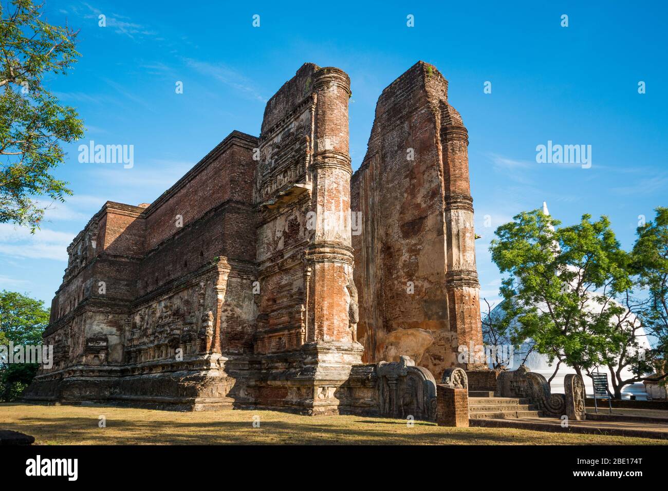 Ancienne ville de Polonnaruwa, photo d'une statue de Bouddha à Lankatilaka Gedige, site classé au patrimoine mondial de l'UNESCO, Sri Lanka, Asie Banque D'Images