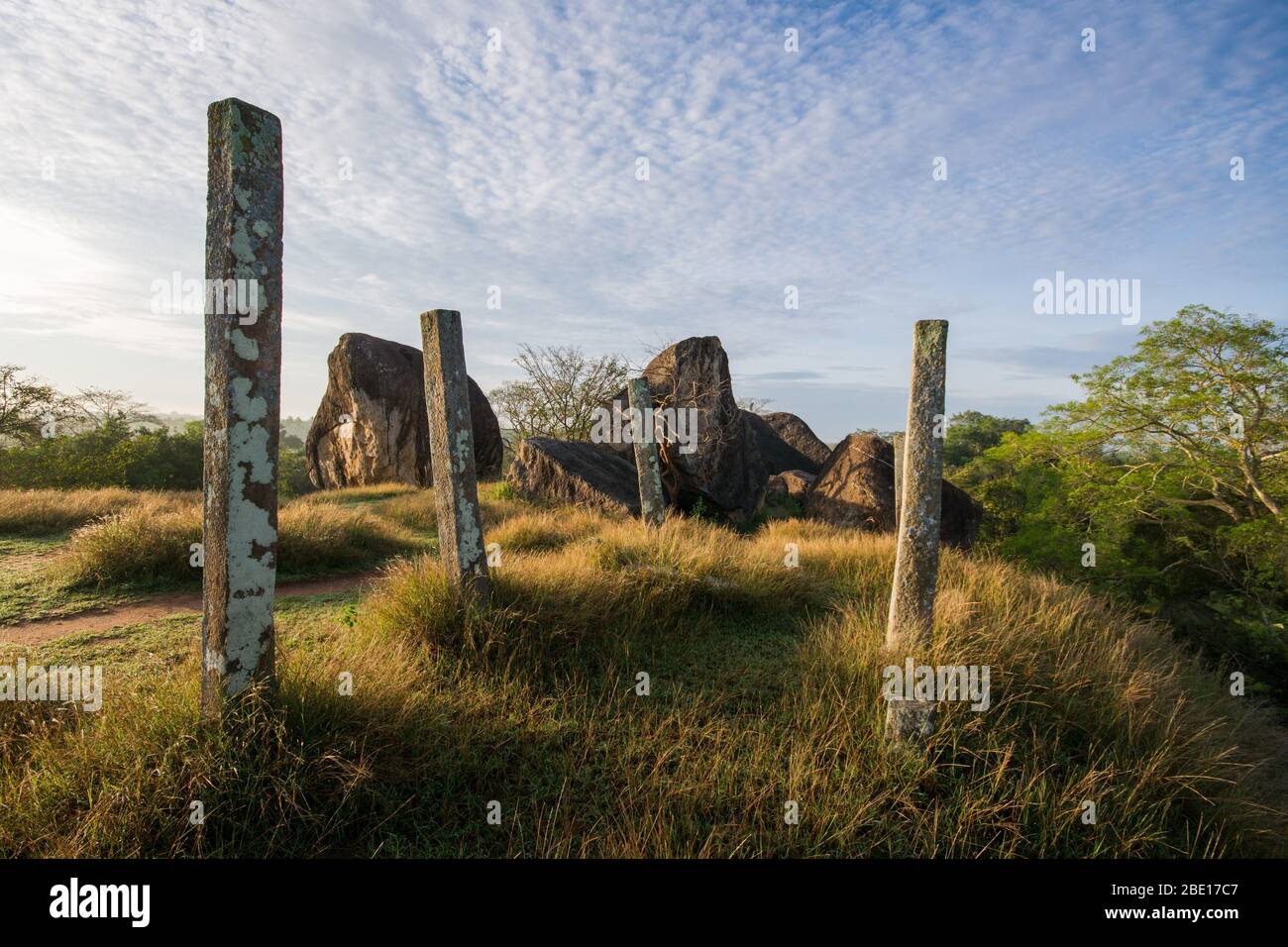 Vessagiri, ou Issarasamanarama, est un ancien monastère de forêt bouddhiste avec des rochers qui fait partie des ruines d'Anuradhapura, l'un des anciens Ca Banque D'Images