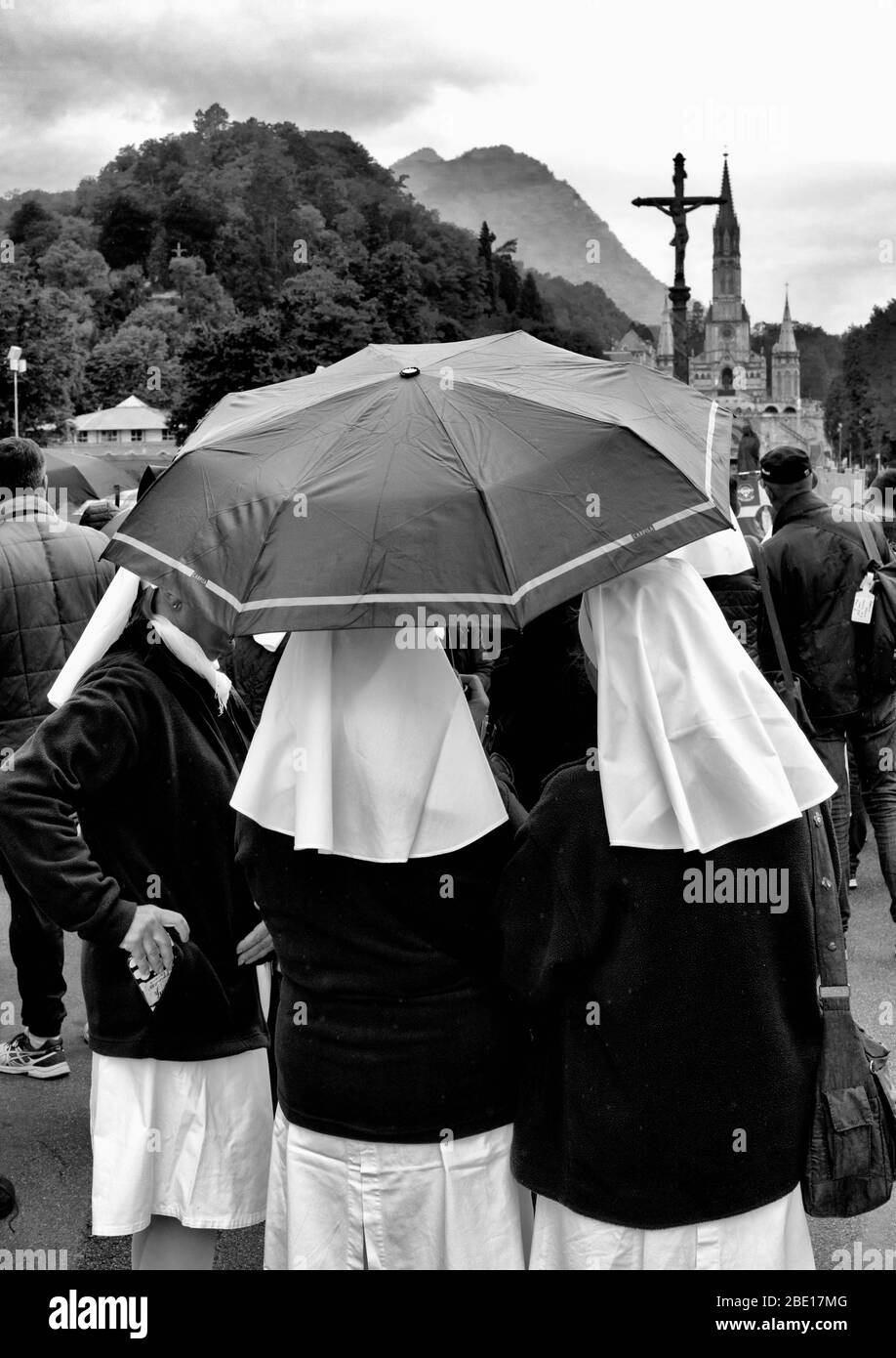 Trois religieuses au Sanctuaire de notre Dame de Lourdes, Lourdes, département des Hautes-Pyrénées, Occitanie, France. Banque D'Images