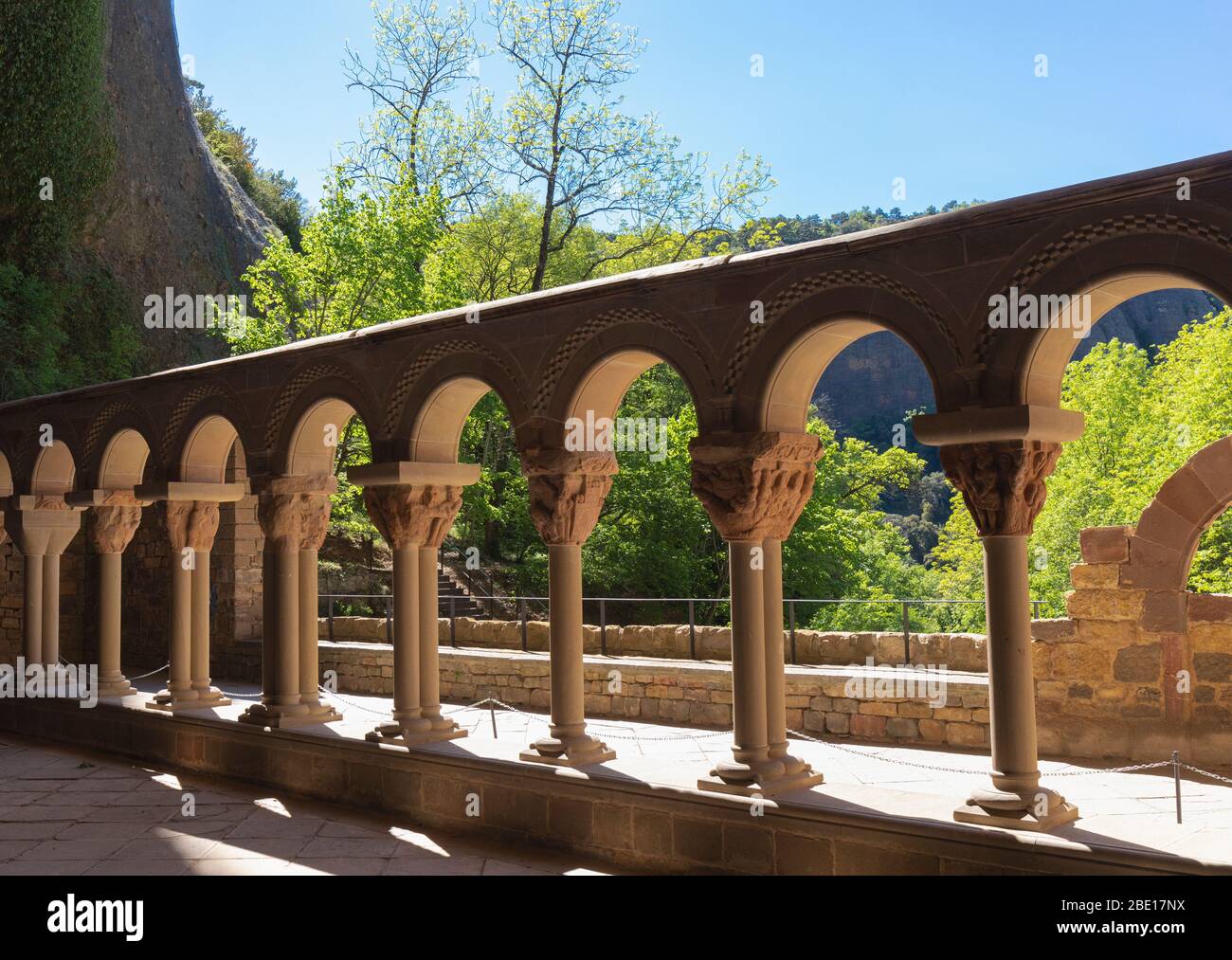 Le cloître roman du monastère de San Juan de la Peña, province de Huesca, Aragon, Espagne. Les capitales sculptées représentent des scènes de la Bible. Banque D'Images