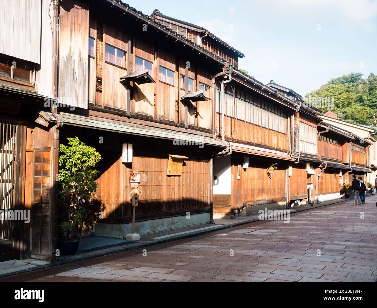 Kanazawa, Japon - 28 septembre 2015 : rangées de maisons japonaises traditionnelles dans le vieux quartier de Higashi Chaya geisha Banque D'Images