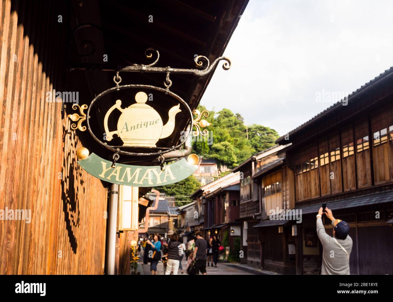 Kanazawa, Japon - 28 septembre 2015 : les touristes prennent des photos dans le vieux quartier de Geisha de Higashi Chaya Banque D'Images