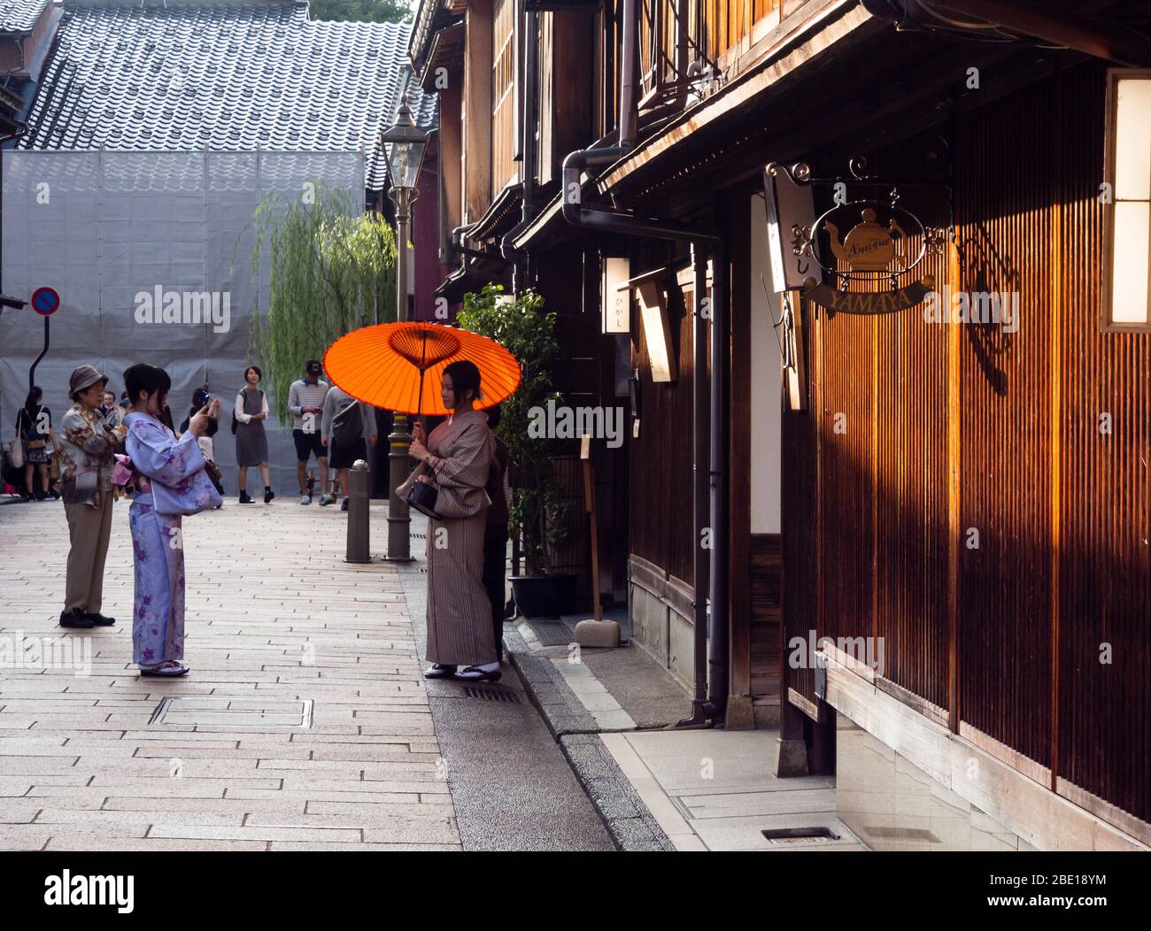 Kanazawa, Japon - 28 septembre 2015 : les touristes prennent des photos dans le vieux quartier de Geisha de Higashi Chaya Banque D'Images