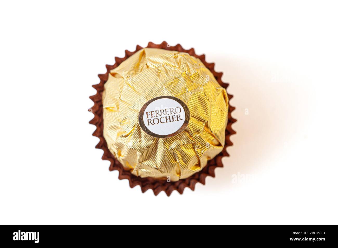 Melbourne, Australie vers février 2020 : vue de dessus du chocolat Ferrero Rocher isolé sur fond blanc avec peu de points de mire. Banque D'Images