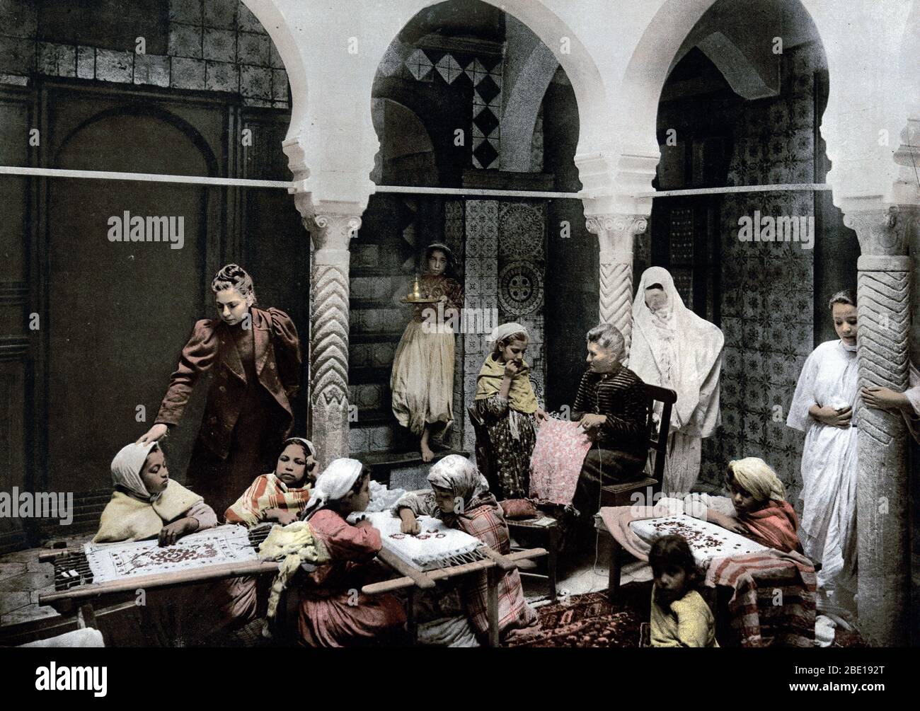 L'école arabe de broderie, Alger, Algérie ca. 1899 Banque D'Images