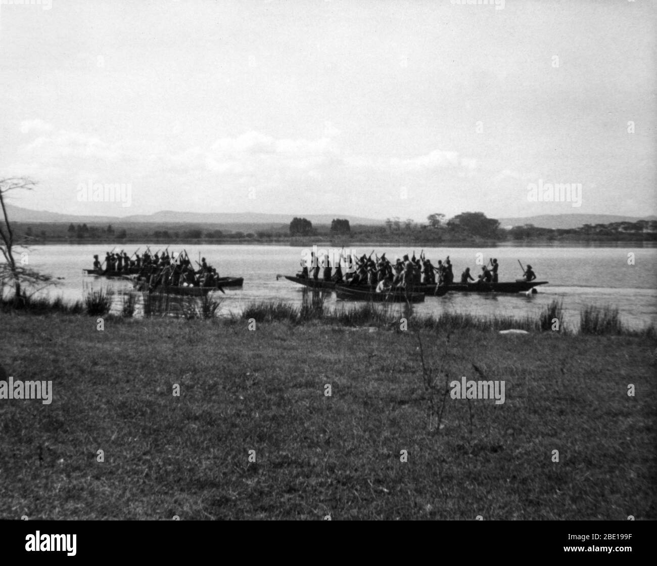 Les canoës indigènes sur la rivière Kagera lors du tournage de la scène pour le réalisateur John FORD de MOGAMBO 1953, John Lee Mahin, jouent Wilson Collison Metro Goldwyn Mayer Banque D'Images