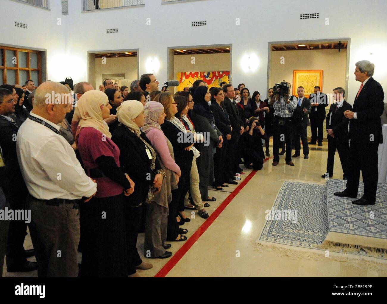 Le secrétaire d'Etat John Kerry, grâce à la fois les citoyens et les employés recrutés localement qui travaillent à l'ambassade des États-Unis à Tunis, Tunisie, à l'issue d'une visite le 18 février 2014. Banque D'Images