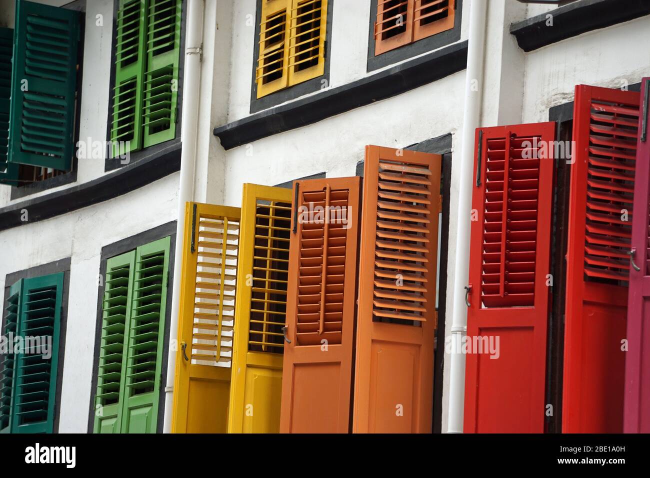 vieux volets colorés en bois à singapour Banque D'Images