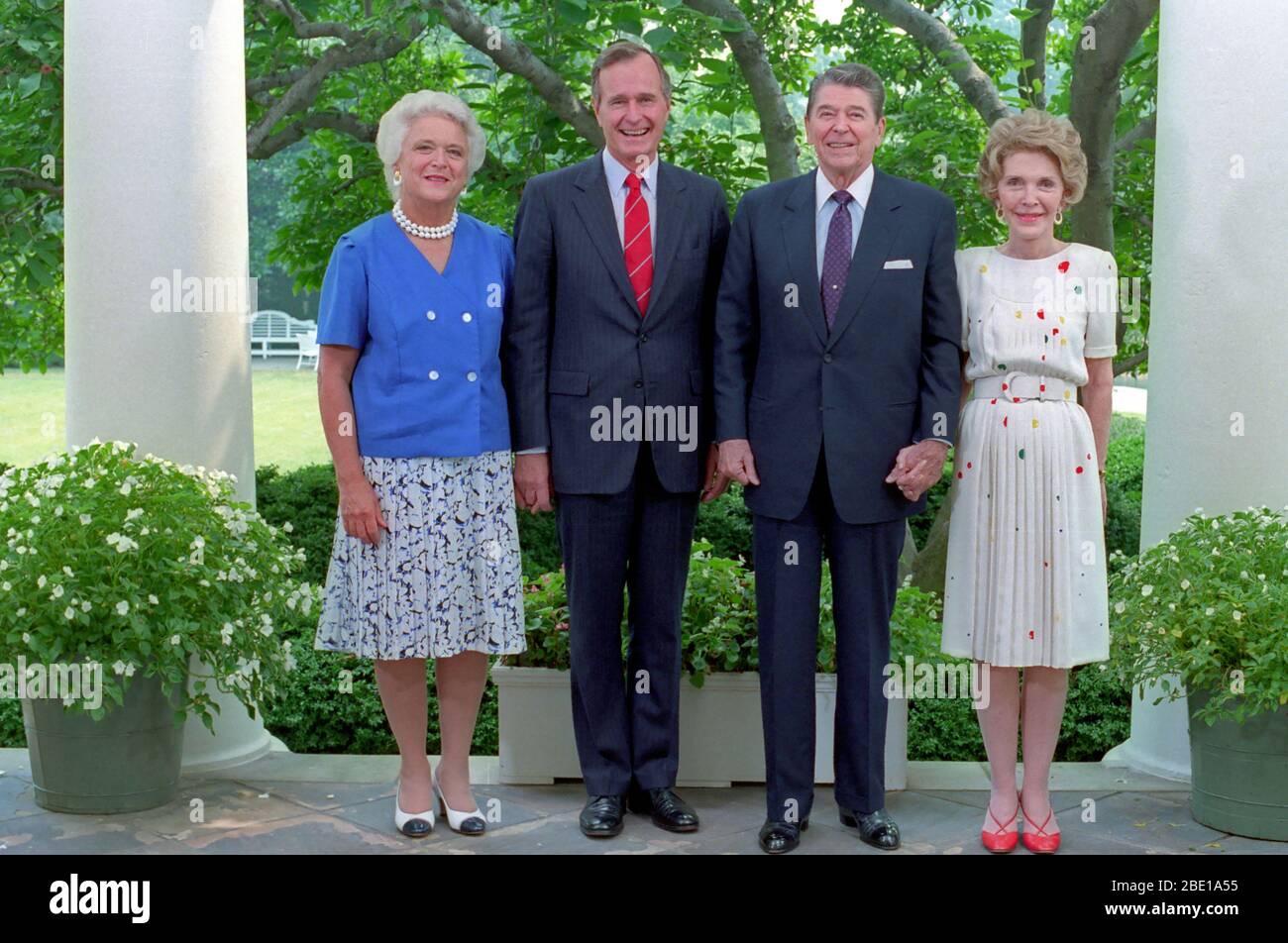 8/11/1988 portrait officiel du président Reagan, Nancy Reagan, Vice-président Bush et Barbara Bush sur la colonnade de la Maison Blanche Banque D'Images
