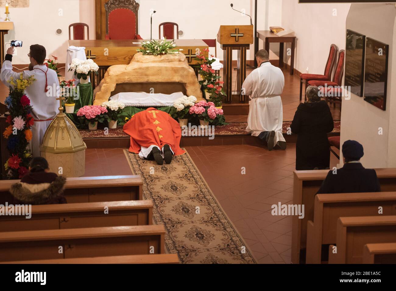 TYMOWA, POLOGNE - 10 AVRIL 2020. La liturgie de la Passion dans l'Église notre Dame de la Reine pendant le vendredi Saint. Prêtre allongé sur le sol. En raison de la pandemi Banque D'Images