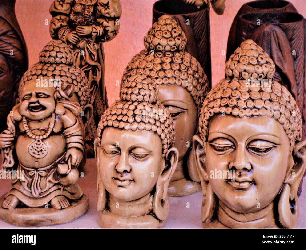 Statues faciales en marbre brun pinkish de Bouddha le saint à surajkund artisanal mela, Faridabad, Haryana Banque D'Images