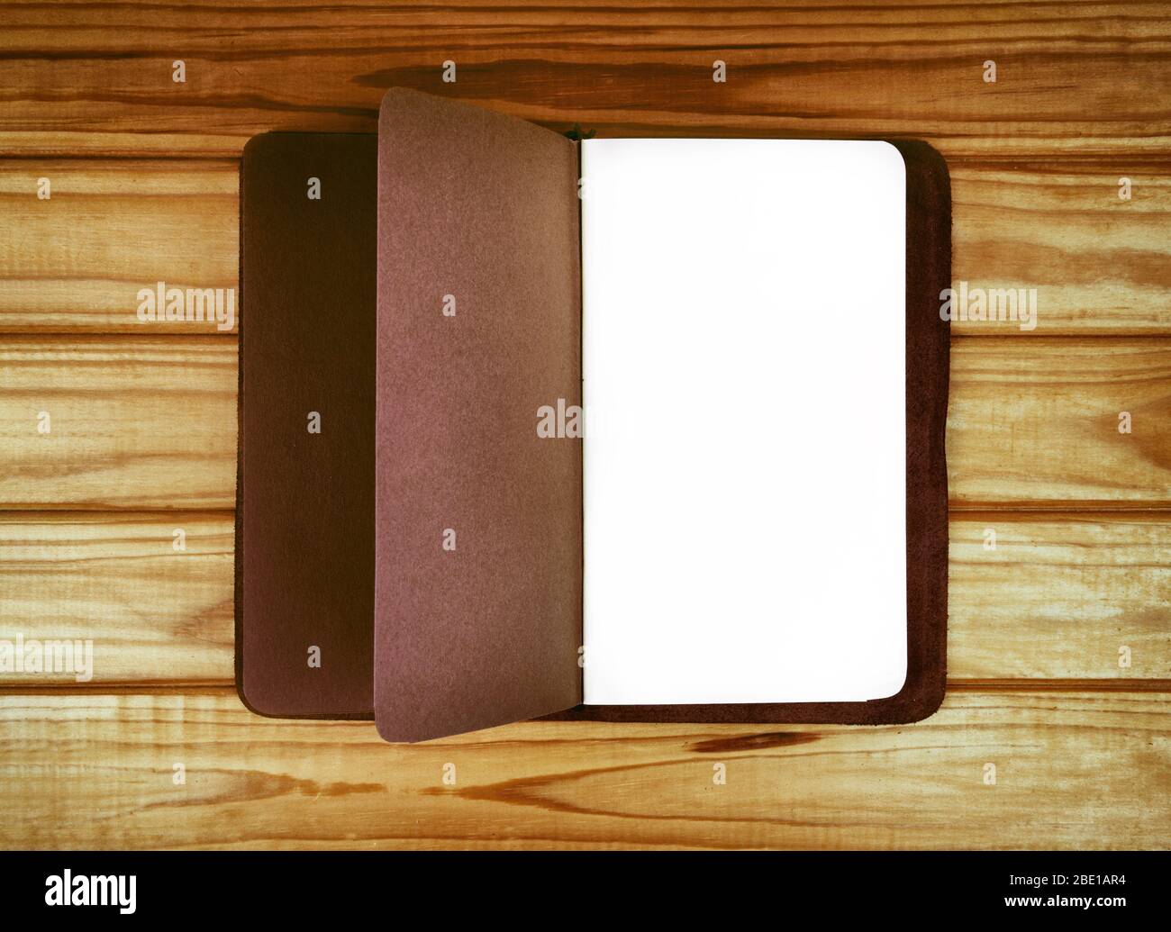 Carnet en cuir marron sur une table en bois. Banque D'Images