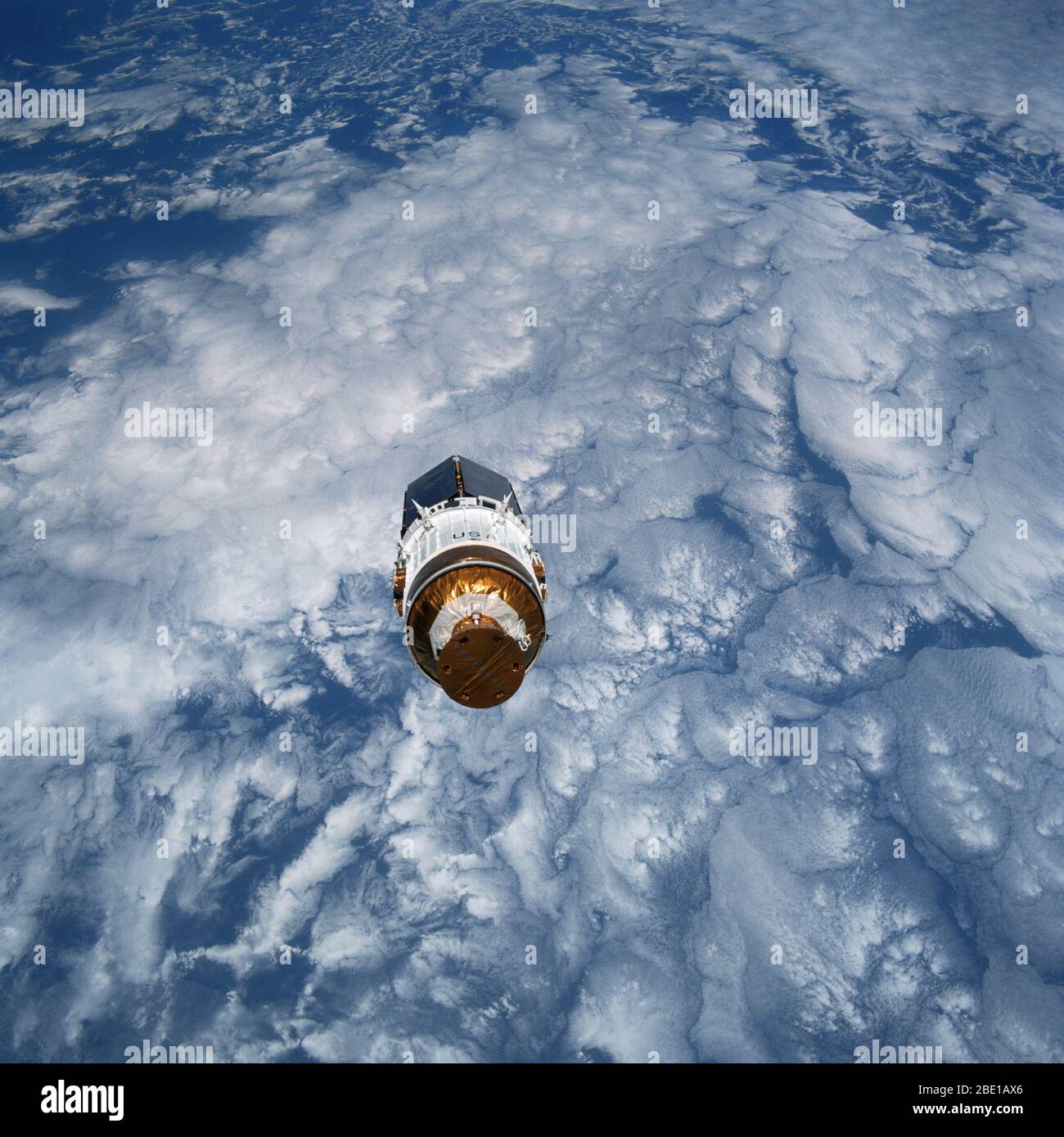 (2 août 1991) --- Le Tracking and Data Relay Satellite (TDRS-E), est à l'encontre d'un backdropped nuage intéressant sur l'eau bleue peu après la propriété de la soute de la navette spatiale en orbite autour de la terre l'Atlantide. Banque D'Images