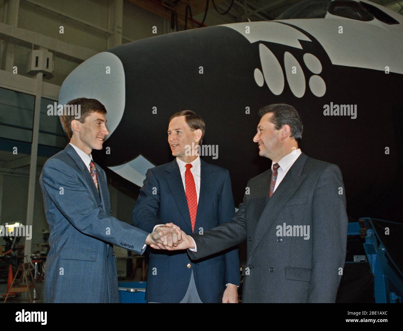 (10 Nov 1992) --- cosmonautes russes Sergei Krikalev (à gauche), et Vladimir Titov (droite) partagent une liaison avec l'équipe de Kenneth Reightler, STS-60 pilote. Banque D'Images